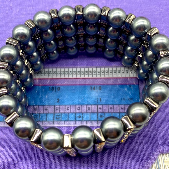 Vintage bracelet from Former First Lady, Melania Trump. Medium to large wrist 🩵 - Picture 3 of 7